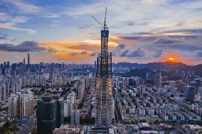 旭東圍擋廠家祝賀，深圳又一高樓388米 順利封頂 ！