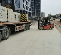 圍擋基礎塊與預制混凝土立柱相比有什么區(qū)別？【旭東圍擋】