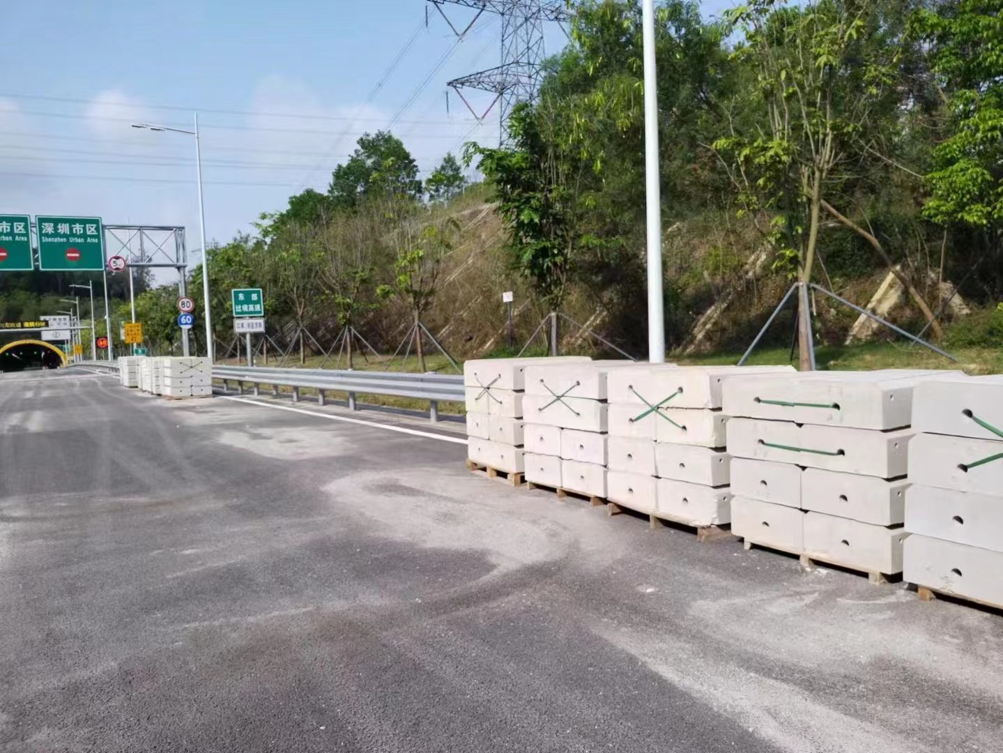 圍擋基礎塊抵達施工現(xiàn)場
